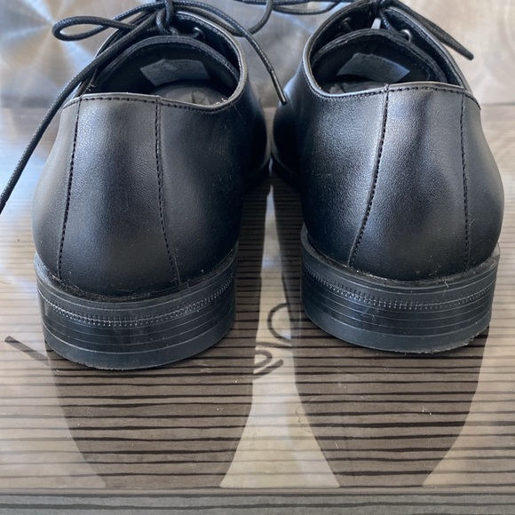 Calvin Klein shoes. Size 8.5 - Picture 5 of 9